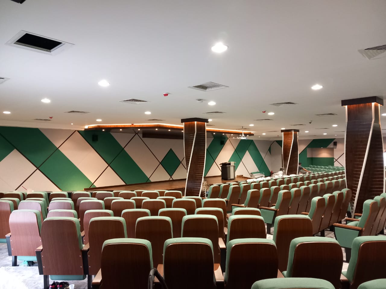 تجهيز وتأثيث مسرح المعهد العالي لتقنية المياه و الكهرباء - رابغ